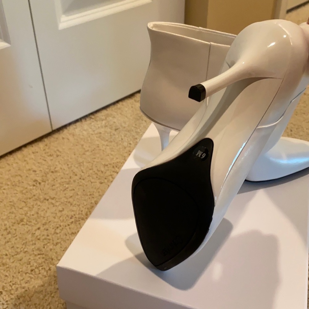 Shoes - Picture 5 of 7